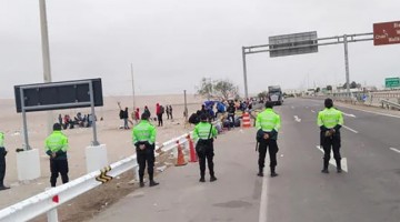 Tacna: migrantes provenientes de Chile acampan en frontera para ingresar a Perú